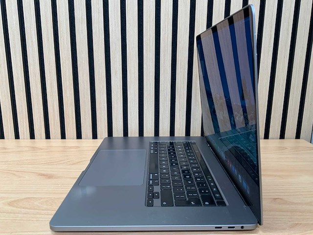 Apple - macbook pro - i7 / 16gb / 500gb / 16'' laptop - afbeelding 2 van  7