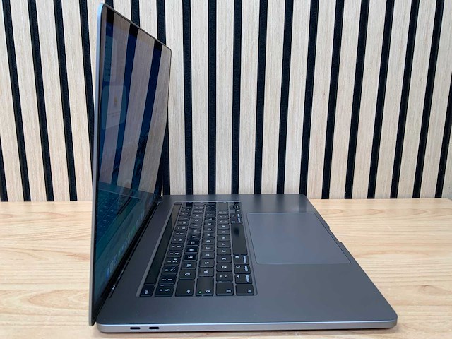 Apple - macbook pro - i7 / 16gb / 500gb / 16'' laptop - afbeelding 3 van  7