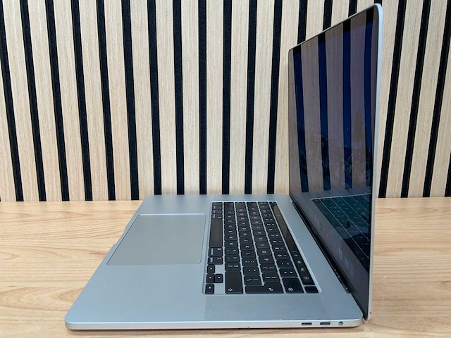 Apple - macbook pro - i7 / 16gb / 500gb / 16'' laptop - afbeelding 2 van  7