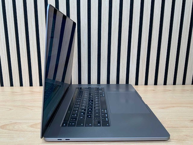 Apple - macbook pro - i7 / 16gb / 500gb / 16'' laptop - afbeelding 3 van  7