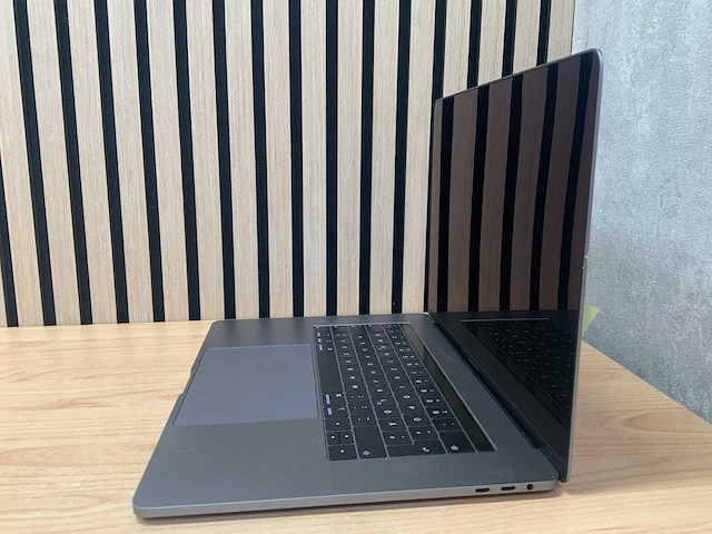 Apple - macbook pro - i7 / 16gb / 512gb / 15,4'' laptop - afbeelding 3 van  7