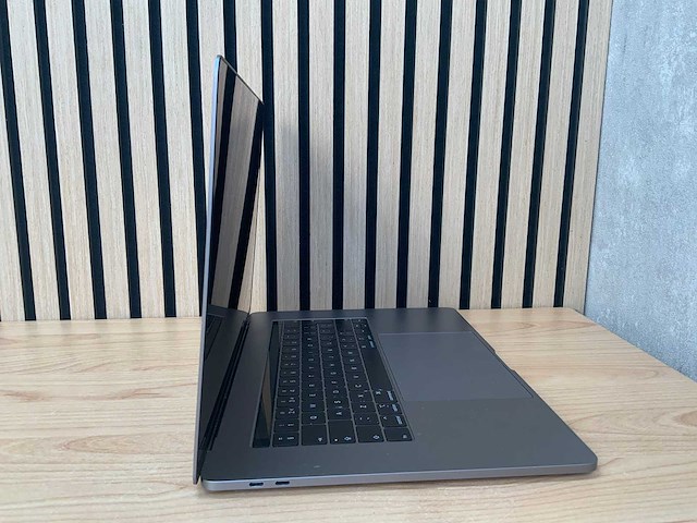 Apple - macbook pro - i7 / 16gb / 512gb / 15,4'' laptop - afbeelding 2 van  7
