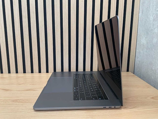 Apple - macbook pro - i7 / 16gb / 512gb / 15,4'' laptop - afbeelding 3 van  7