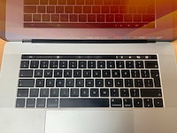 Apple - macbook pro - i7 / 16gb / 512gb / 15,4'' laptop - afbeelding 3 van  5