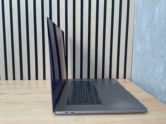 Apple - macbook pro - i7 / 16gb / 512gb / 16'' laptop - afbeelding 2 van  7