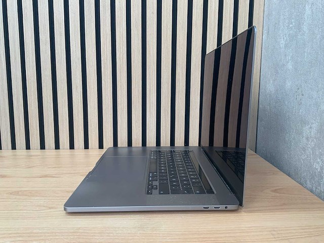 Apple - macbook pro - i7 / 16gb / 512gb / 16'' laptop - afbeelding 3 van  7