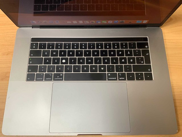 Apple - macbook pro a1990 i9 - laptop - afbeelding 2 van  6