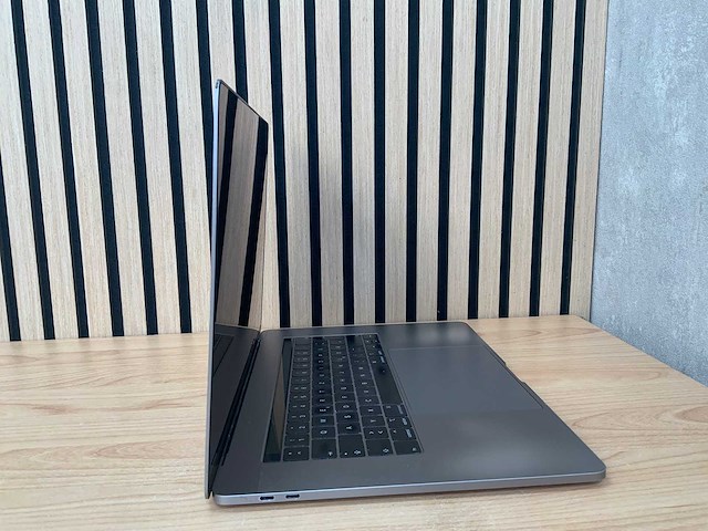 Apple - macbook pro a1990 i9 - laptop - afbeelding 2 van  7