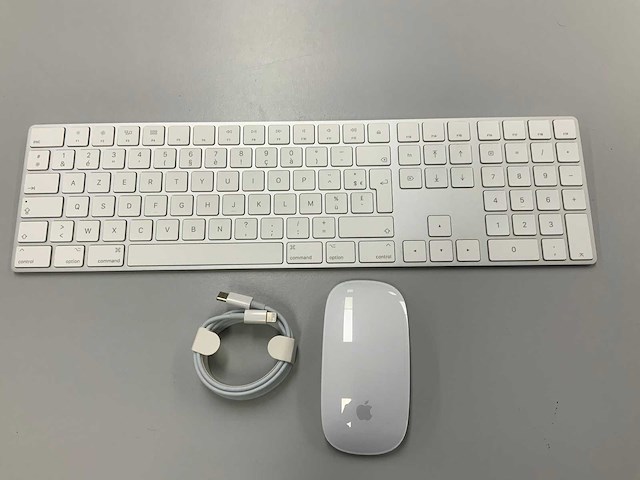 Apple - magic azerty(frans) keyboard with numeric keypad & magic mouse - afbeelding 1 van  2