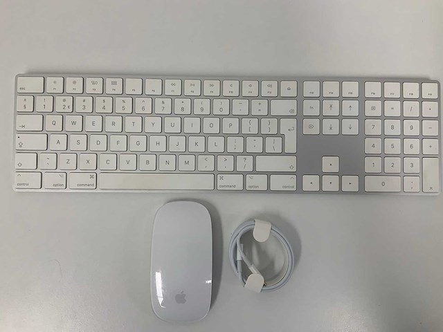 Apple - magic qwerty keyboard with numeric keypad & magic mouse - afbeelding 1 van  2