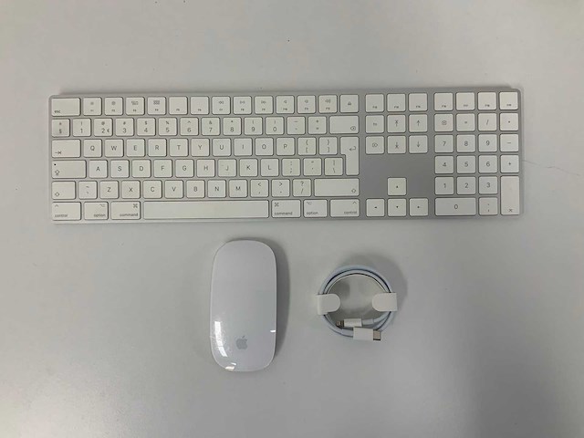 Apple - magic qwerty keyboard with numeric keypad & magic mouse - afbeelding 1 van  2