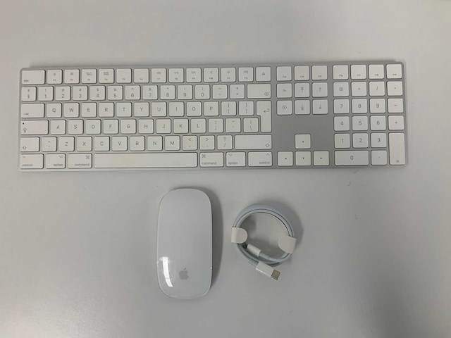 Apple - magic qwerty keyboard with numeric keypad & magic mouse - afbeelding 1 van  2