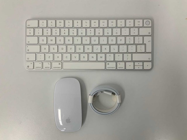 Apple - magic qwerty keyboard with touch id & magic mouse - afbeelding 1 van  2