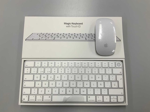 Apple - magic qwerty(spaans) keyboard with touch id & magic mouse - afbeelding 1 van  2