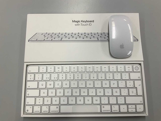Apple - magic qwerty(spaans) keyboard with touch id & magic mouse - afbeelding 1 van  2