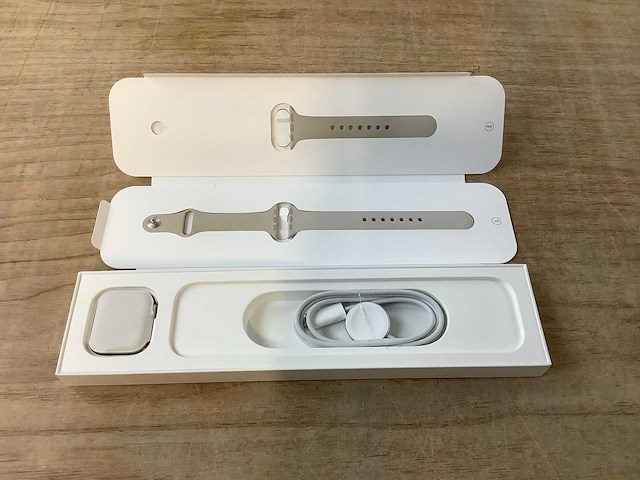 Apple - series 7- smartwatch gps starlight aluminium - afbeelding 4 van  7