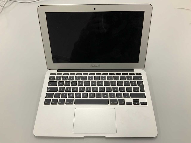 Apple a1465 11-inch macbook air md233ll/a laptop - afbeelding 1 van  3
