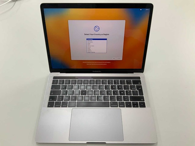 Apple a1706 13-inch macbook pro mpxv2n/a laptop - afbeelding 1 van  3