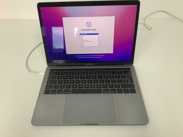 Apple a1706 13-inch macbook pro mpxw2n/a laptop - afbeelding 1 van  3