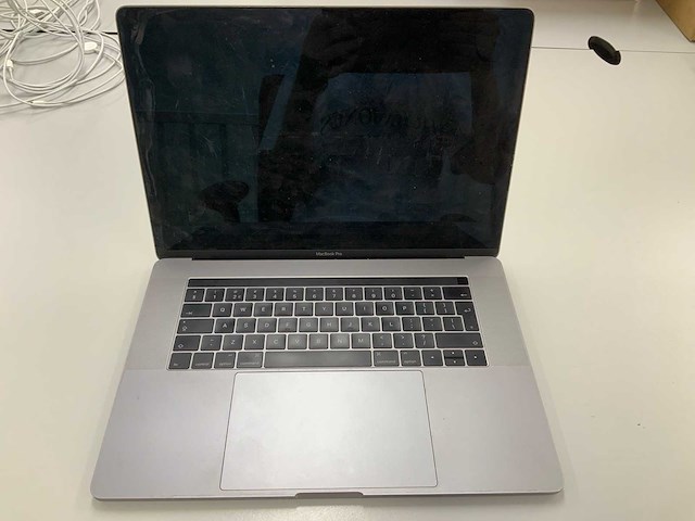 Apple a1707 15-inch macbook pro mlh32n/a laptop - afbeelding 1 van  3