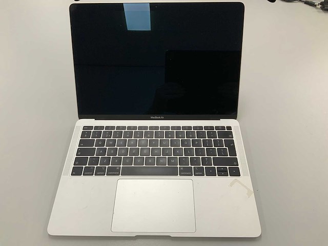 Apple a1932 13-inch macbook pro mre82ll/a laptop - afbeelding 1 van  3