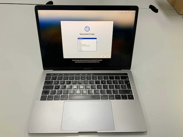 Apple a1989 13-inch macbook pro mr9q2n/a laptop - afbeelding 1 van  3