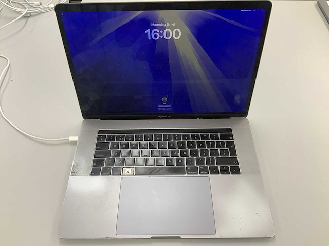 Apple a1990 15-inch macbook pro mr932ll/a laptop fmi - afbeelding 1 van  2