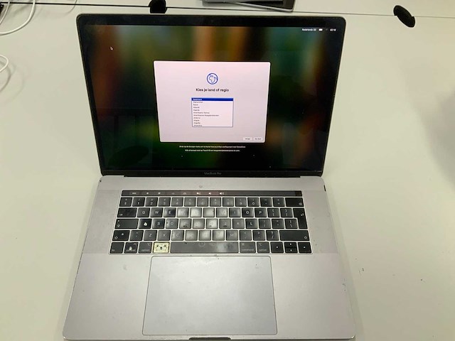 Apple a1990 15-inch macbook pro mr932n/a laptop - afbeelding 1 van  2