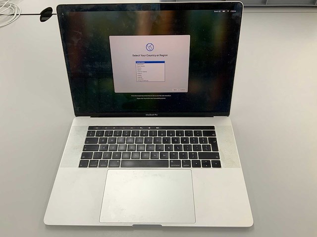 Apple a1990 15-inch macbook pro mr962n/a laptop - afbeelding 1 van  3
