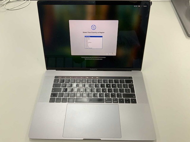 Apple a1990 15-inch macbook pro mv902n/a laptop - afbeelding 1 van  2
