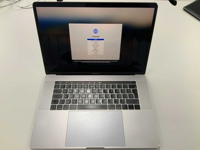 Apple a1990 15-inch macbook pro mv902n/a laptop - afbeelding 1 van  4