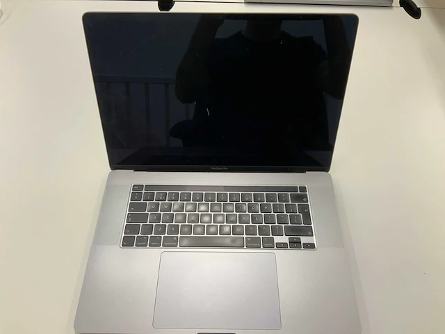 Apple a2141 16-inch macbook pro mvvj2n/a laptop - afbeelding 1 van  3