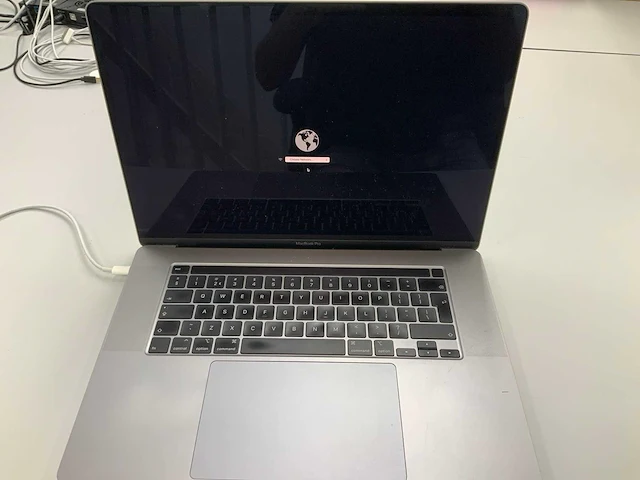 Apple a2141 16-inch macbook pro mvvj2n/a laptop - afbeelding 1 van  3