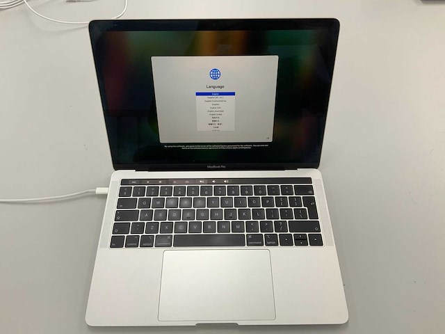 Apple a2159 13-inch macbook pro muhn2n/a laptop - afbeelding 1 van  3