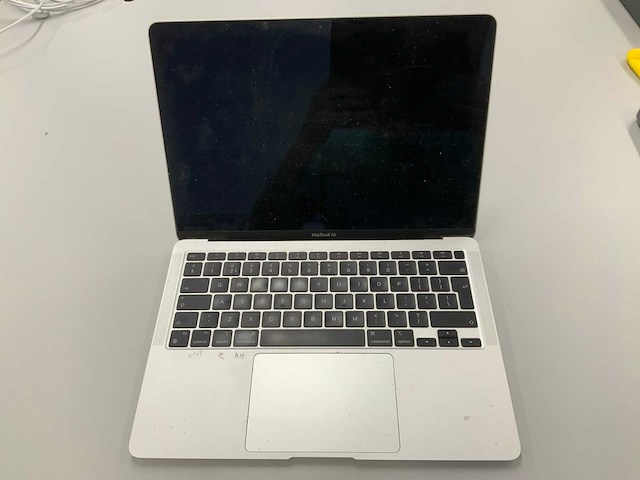 Apple a2337 13-inch macbook air mgn63ll/a laptop - afbeelding 1 van  3