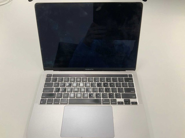 Apple a2338 13-inch macbook pro myd82n/a laptop - afbeelding 1 van  3
