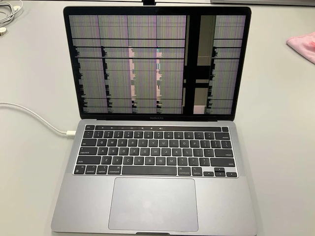 Apple a2338 13-inch macbook pro myd92n/a laptop - afbeelding 1 van  3