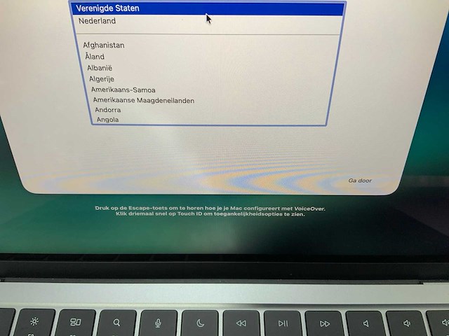 Apple a3113 13-inch macbook air mc8g4n/a laptop - afbeelding 1 van  3