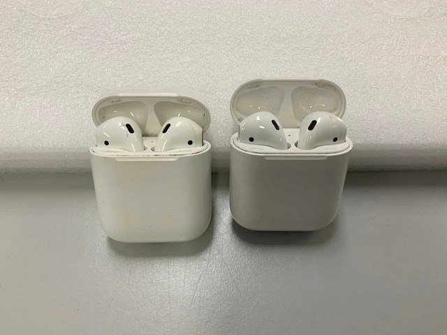 Apple airpods 1 with charging case (2x) - afbeelding 1 van  2