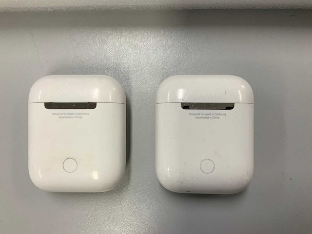 Apple airpods 1 with charging case (2x) - afbeelding 2 van  2