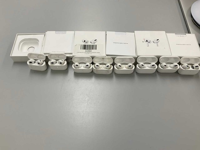 Apple airpods 3 & airpods 1 pro with charging case (8x) - afbeelding 1 van  3