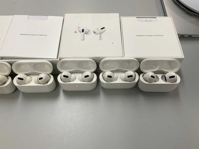 Apple airpods 3 & airpods 1 pro with charging case (8x) - afbeelding 2 van  3