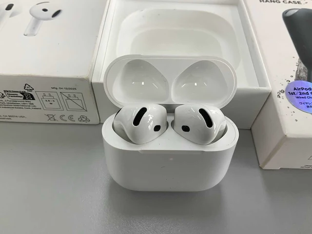 Apple airpods 4 with charging case & waterproof case - afbeelding 2 van  3