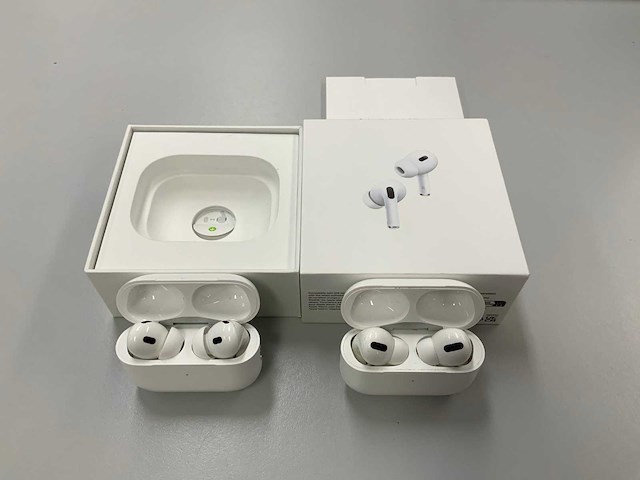 Apple airpods pro 1 & airpods pro 2 with charging case (2x) - afbeelding 1 van  2
