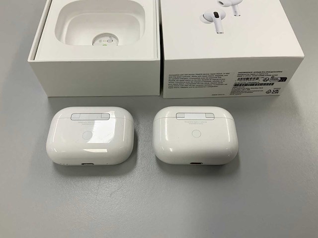 Apple airpods pro 1 & airpods pro 2 with charging case (2x) - afbeelding 2 van  2
