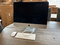 Apple desktop met toetsenbord en muis