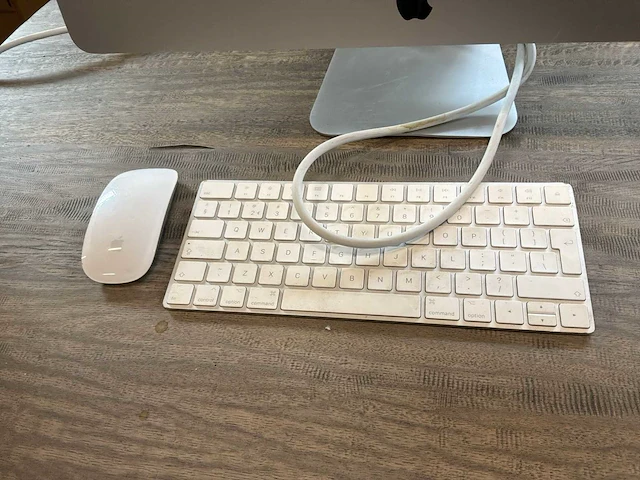 Apple desktop met toetsenbord en muis - afbeelding 2 van  3