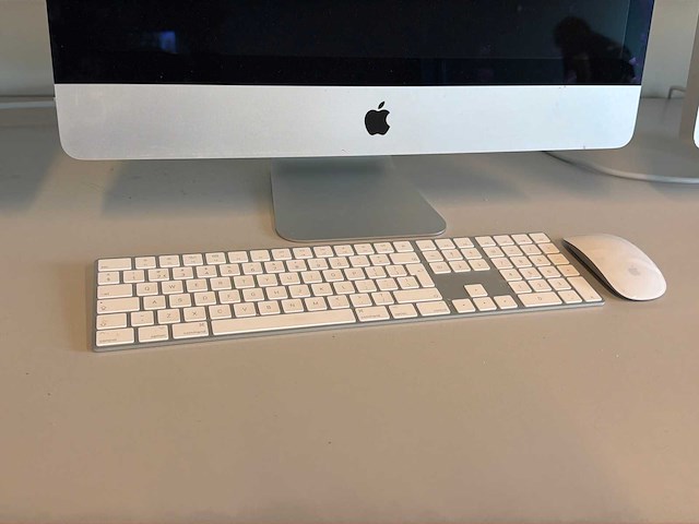 Apple imac met accessoires - afbeelding 2 van  3
