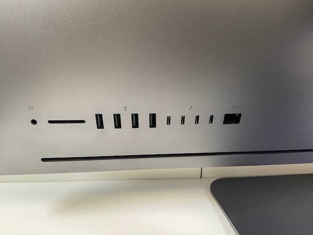 Apple imacpro 1,1 27”, xeon(r) w-2191b, 128 gb ram (4x32gb), 1 tb nvme, amd radeon pro vega 56 8 gb all-in-one desktop - afbeelding 5 van  7