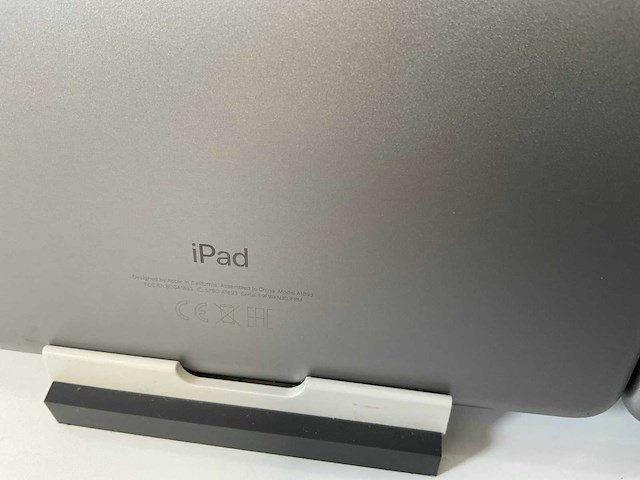 Apple ipad (2018) 6th gen 9.7” - wifi - 32 gb / 128 gb - space gray (4x) - afbeelding 9 van  10